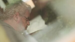Un homme lit un livre - Film " Vis ta vie Bordel ! "
