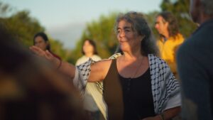 Une femme parle dans un cercle - Vis ta vie bordel !